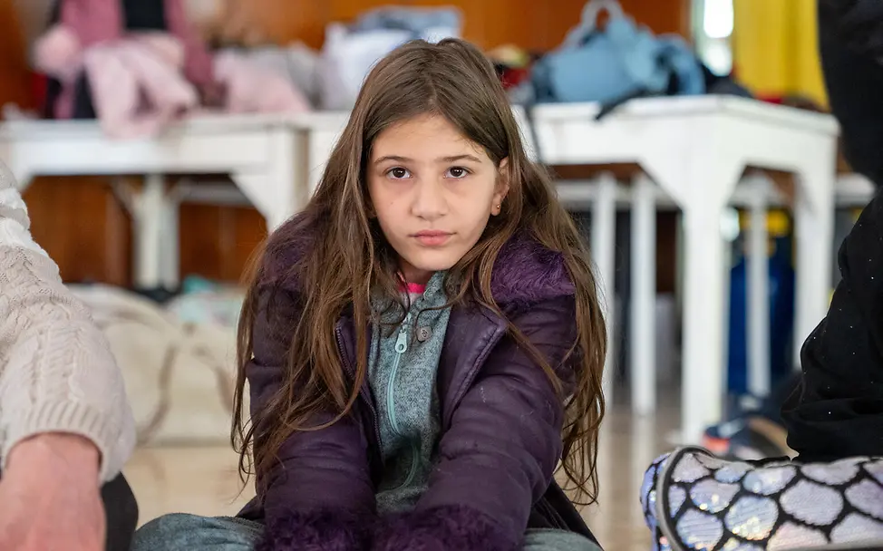 Ein Mädchen in einer zur Notunterkunft umgewandelten Schule im März 2026 | © UNICEF/Choufany Naher Osten spenden für Nothilfe: Ein Mädchen ist in einer Notunterkunft im Libanon untergekommen.