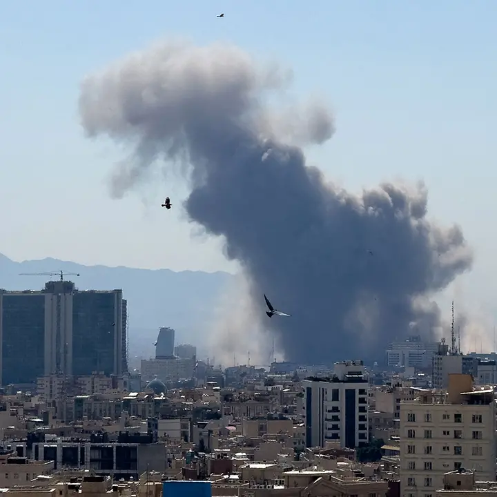 Nach einem Luftangriff auf die iranische Hauptstadt Teheran steigen Rauchwolken auf | © MAHSA / AFP Naher Osten spenden für Nothilfe: Nach einem Luftangriff auf die iranische Hauptstadt Teheran steigen Rauchwolken auf.
