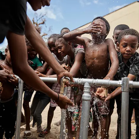 Wasserkrise: In vielen Ländern haben Kinder kein sauberes Trinkwasser. | © UNICEF/Andriantsoarana Wasserknappheit weltweit: Kinder drängen sich um eine Wasserstelle