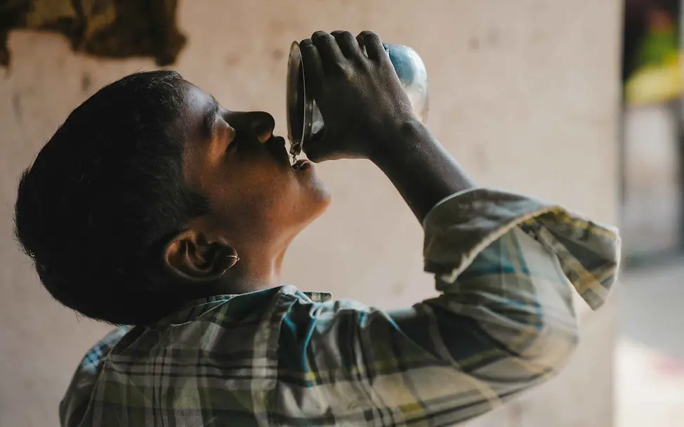 Wasserkrise: In vielen Regionen ist sauberes Trinkwasser keine Selbstverständlichkeit. | © UNICEF Wasserknappheit weltweit: Ein Junge trinkt Wasser aus einem Becher.