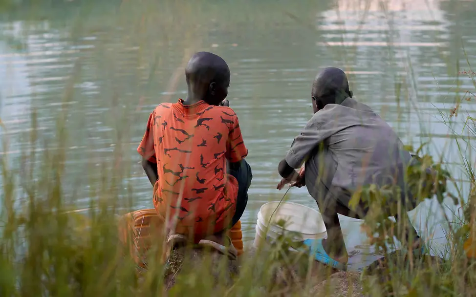 Wasserkrise: Viele Kinder müssen täglich Wasser für ihre Familien holen. | © UNICEF/Agyemang Wasserknappheit weltweit: Zwei Jungen holen Wasser an einem Fluss.