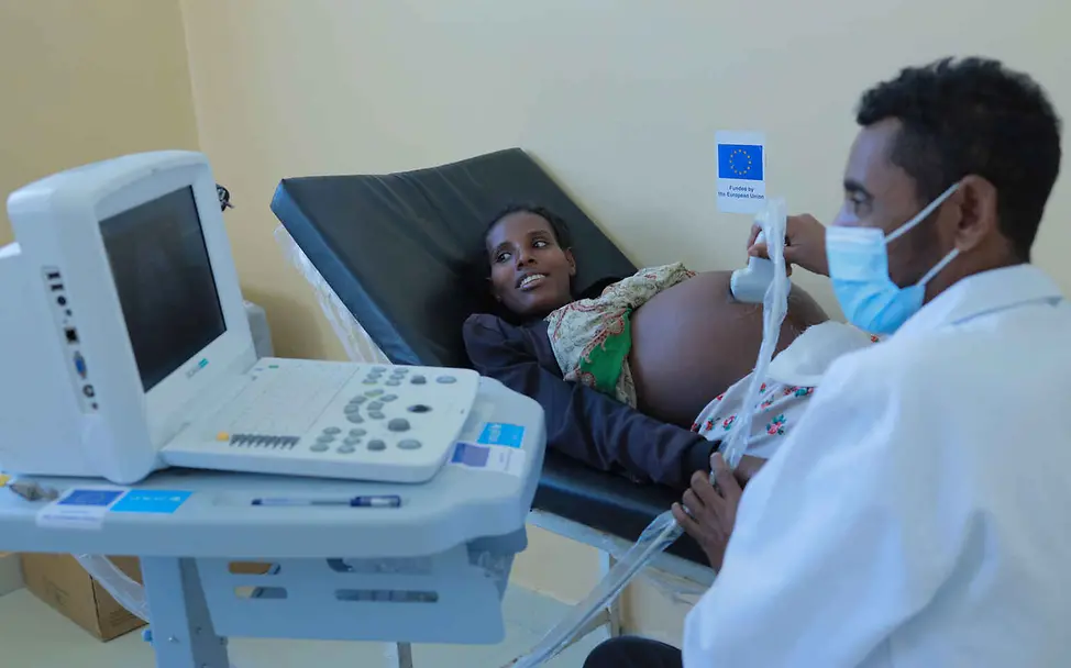 Wasserkrise: Eine sichere, hygienische Umgebung für die Geburt hilft, Mütter- und Kindersterblichkeit zu reduzieren. | © UNICEF/Tesfaye Wasserknappheit weltweit: Eine junge Schwangere beim Ultraschall mit einem Gesundheitshelfer.