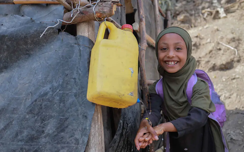Wasserkrise: Einfache Hygienemaßnahmen helfen, die Verbreitung gefährlicher Krankheiten zu verhindern. | © UNICEF/Tesfaye Wasserknappheit weltweit: Ein Mädchen wäscht die Hände an einem Wasserkanister vor einer Latrine.