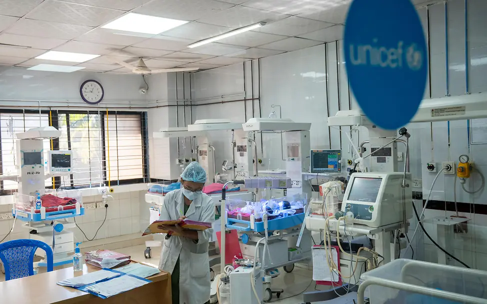 UNICEF ist weltweit aktiv, um die Kindersterblichkeit zu verringern! | © UNICEF/Mojumder Kindersterblichkeit: Bangladesch Frühchenstation