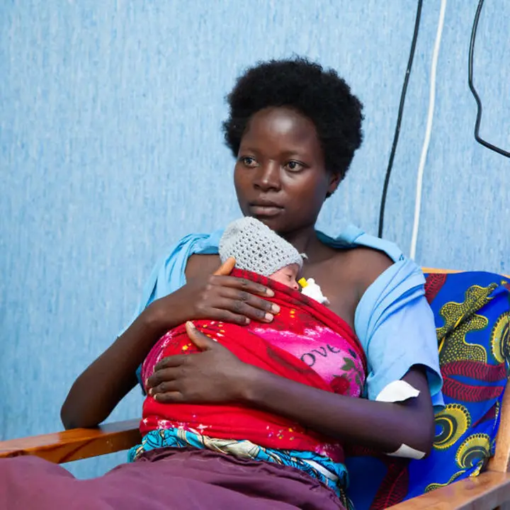 Geburtshilfe Burundi: UNICEF unterstützt Gesundheitszentren, in denen Frühgeborene versorgt werden | © UNICEF/ Muco Sichere Geburt in Burundi: Eine junge Mutter hat ihr frühgeborenes Baby auf der Brust.