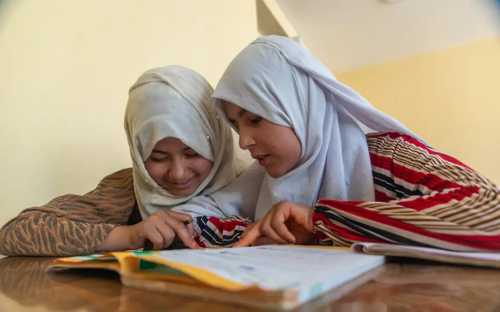 In Baghlan: Schülerinnen Gulsom und Nazdana lesen gemeinsam ein Buch