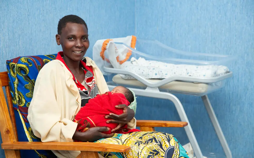 Geburtshilfe Burundi: Eine professionelle medizinische Versorgung kann die Kinder- und Müttersterblichkeit in Burundi senken. | © UNICEF/ Muco Sichere Geburt in Burundi: Eine Mutter auf der Neugeborenenstation hält ihr frühgeborenes Baby im Arm.