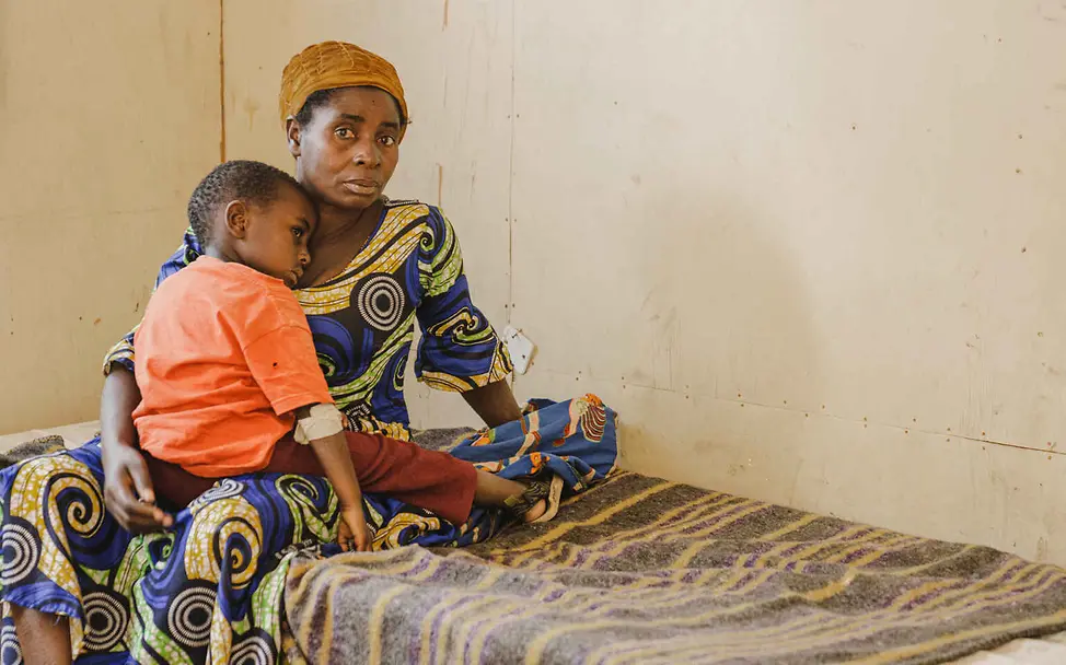 Kriegskinder im Kongo: Eine Mutter und ihr Kind auf einem Krankenhausbett.