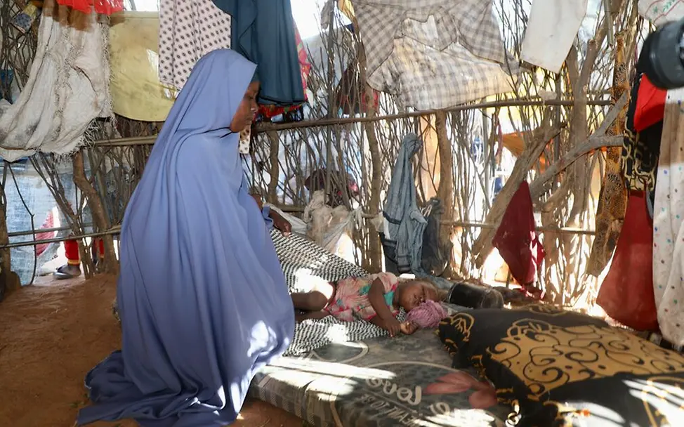 Hungerkrise in Kenia: UNICEF hilft Familien in den Flüchtlingslagern mit Spezialnahrung und Medikamenten zu helfen. | © UNICEF/Odhiambo Hunger in Kenia: Eine Mutter legt ihr Baby in ihrer Hütte zum Schlafen.