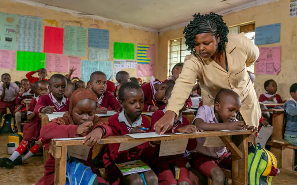Hungerkrise in Kenia: UNICEF unterstützt Schulen in Kenia, damit mehr Kinder lernen können. | © UNICEF/Translieu/Nyaberi Hunger in Kenia: Kinder lernen mit ihrer Lehrerin in einem Klassenzimmer.