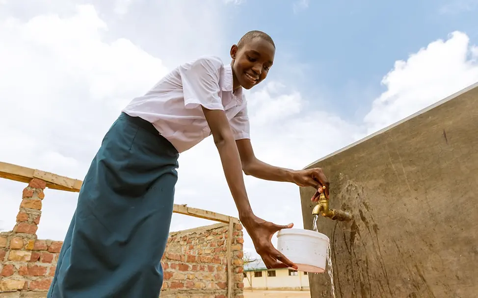 Hungerkrise in Kenia: Sauberes Wasser ist essenziell für die Gesundheit der Kinder in Kenia. | © UNICEF/Kidero Hunger in Kenia: Ein Mädchen füllt an einer Wasserstelle eine Schale mit sauberem Wasser.