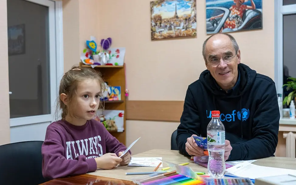 Ukraine News: Christian Schneider, Geschäftsführer von UNICEF Deutschland bei einem Besuch in Charkiw