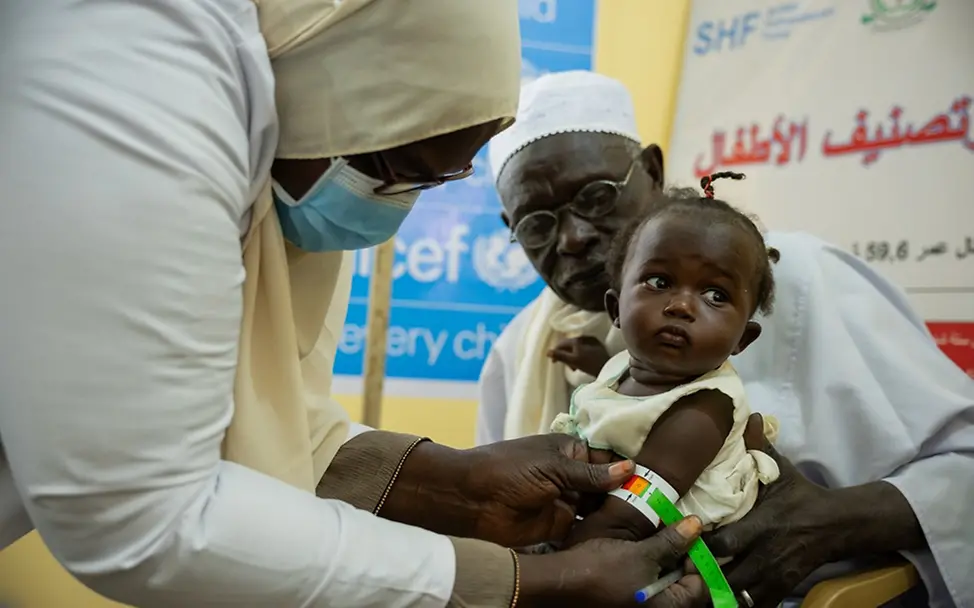 Sudan: Eine Ernährungsberaterin misst den Oberarm eines Mädchens