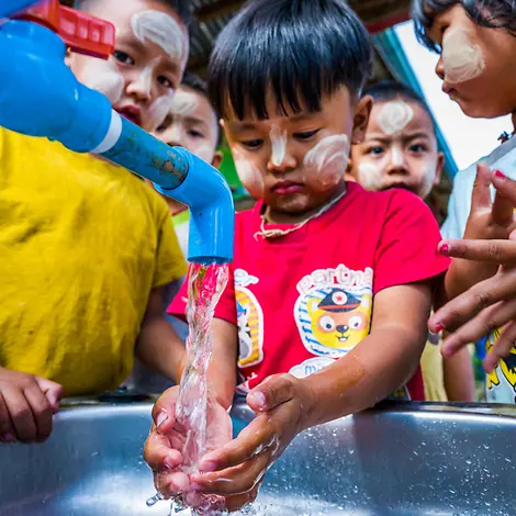 Kinder beim Händewaschen