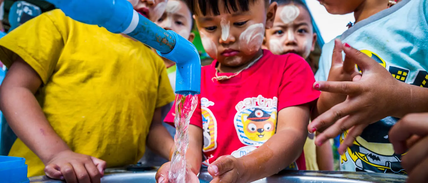 Kinder beim Händewaschen