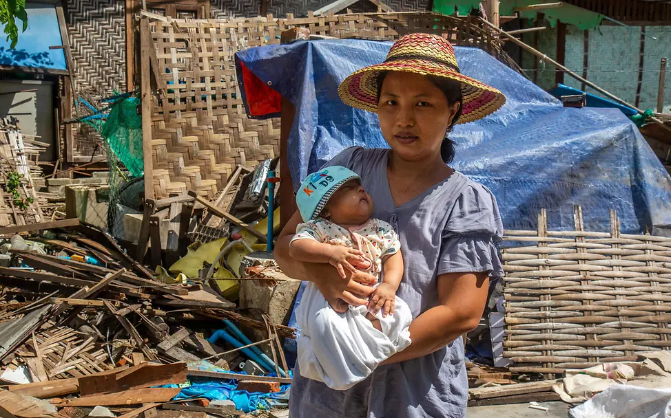 Eine Mutter mit Baby im Arm