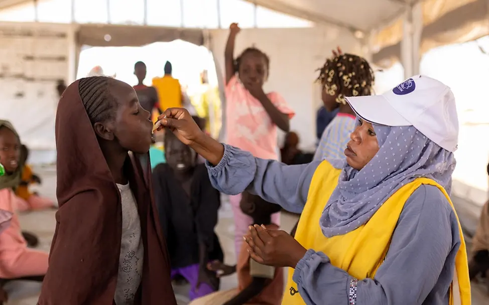 Ein Mädchen erhält eine Cholera-Impfung. 