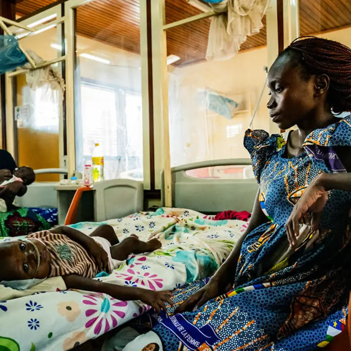 Zentralafrikanische Republik Hungerkrise: Hunderttausende Kinder sind akut mangelernährt. | © UNICEF/Simkin Hunger in der Zentralafrikanischen Republik: Ein Kleinkind mit Nasensonde im Krankenhausbett.