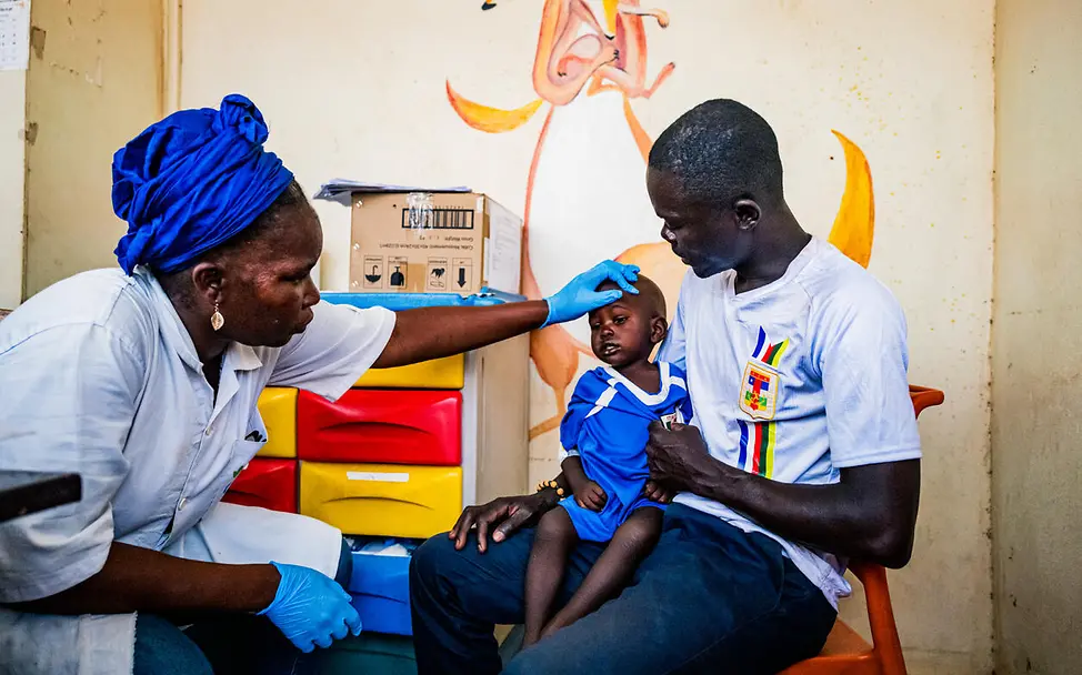 Zentralafrikanische Republik Hungerkrise: Hunderttausende Kinder sind akut mangelernährt. | © UNICEF/ Simkin Hunger in der Zentralafrikanischen Republik: Ein Kleinkind auf dem Schoß seines Vaters wird im Krankenhaus untersucht.