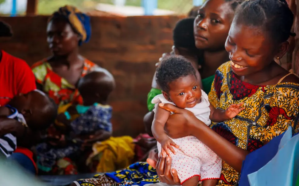 Zentralafrikanische Republik Hungerkrise: Untersuchungen helfen, Mangelernährung bei Kindern frühzeitig zu erkennen. | © UNICEF/Vigné Hunger in der Zentralafrikanischen Republik: Ein Baby auf dem Arm seiner Mutter in einem Gesundheitszentrum.