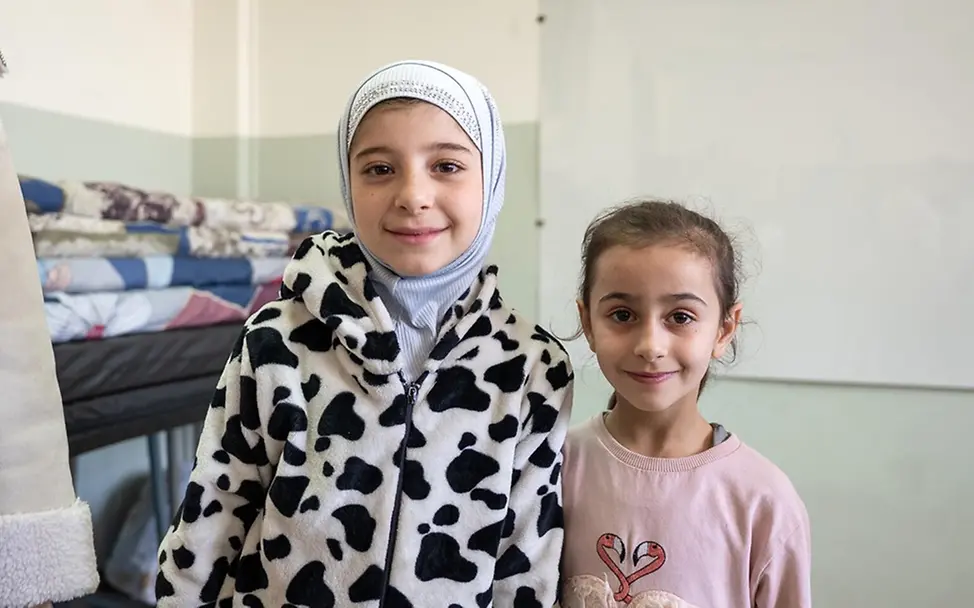Leben im Libanon: Fatima (9) und Jana (5) in einer Notunterkunft in Beirut.