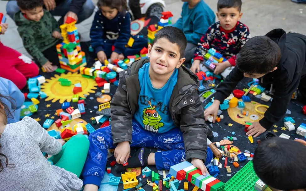 Leben im Libanon: Amire (10) und seine Freund*innen spielen mit Legobausteinen.