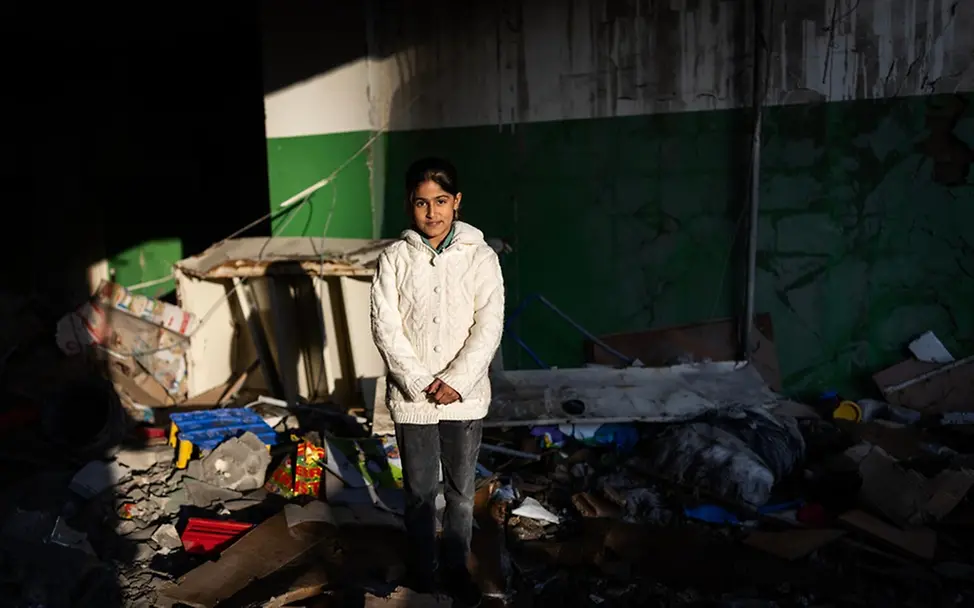 Leben im Libanon: Ahlam (9) in ihrer zerstörten Schule.