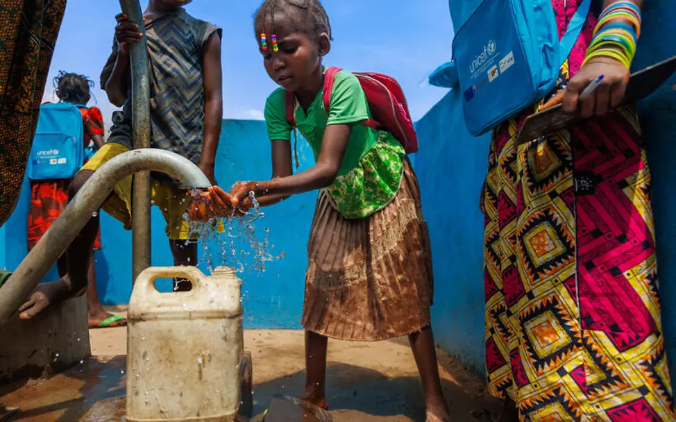 Zentralafrikanische Republik Hungerkrise: UNICEF baut Brunnen, damit mehr Menschen Zugang zu sicherem Wasser haben. | © UNICEF Hunger in der Zentralafrikanischen Republik: Ein Mädchen wäscht sich die Hände an einem Brunnen.