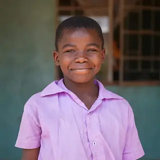 Gute Nachrichten: Patrick (11) aus Sambia.