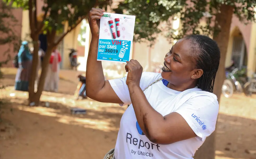 Aids einfach erklärt: Eine UNICEF-Helferin erklärt, warum HIV-Tests wichtig sind. 