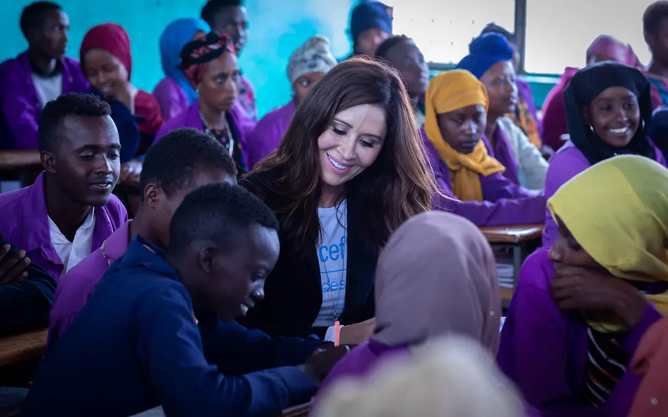 Tessa Page im Gespräch Tessa Page in einer Schule mit Kindern