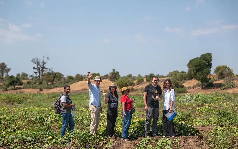 Das Team von UNICEF und der Stiftung UI for UNICEF | © UNICEF/UNI658512/Andrianantenaina Menschen auf Feld