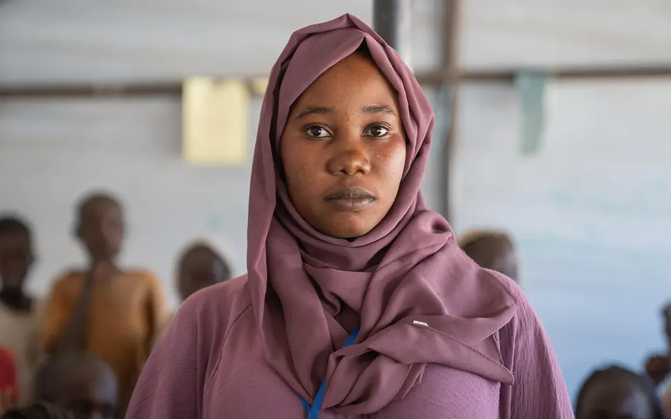 Eine junge Frau frontal