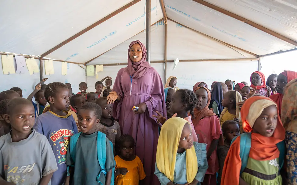 Eine junge Frau um sie herum Kinder