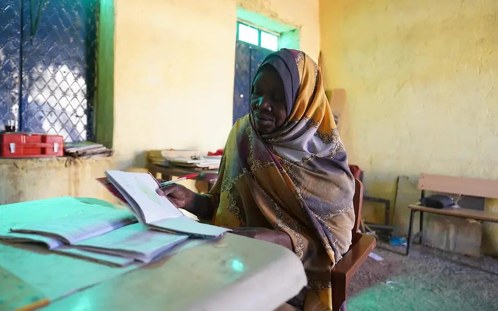Lehrerin bereitet Unterricht vor
