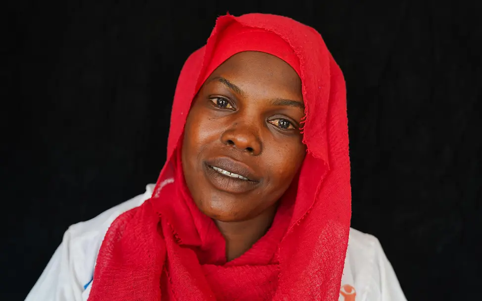 Junge Frau mit rotem Kopftuch frontal