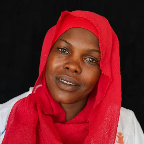 Junge Frau mit rotem Kopftuch frontal