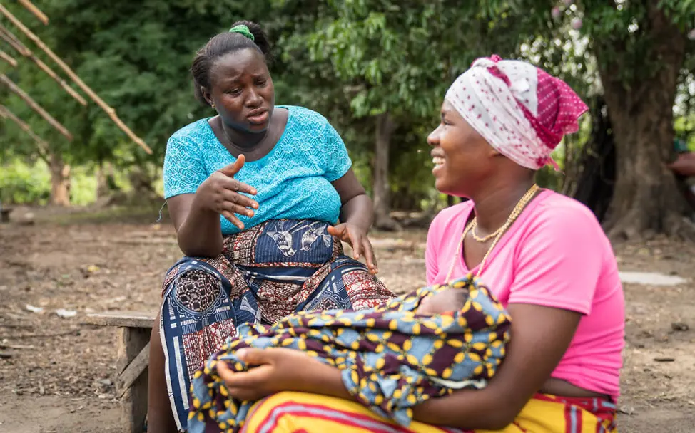 Kindersterblichkeit Sierra Leone: Die lokalen Gesundheitshelferinnen sind vor Ort, um Schwangere zu unterstützen. | © UNICEF/Duff/VII Photo Kindersterblichkeit Sierra Leone: Eine Gesundheitshelferin im Gespräch mit einer Mutter.