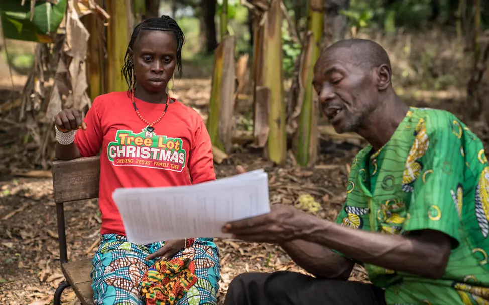Kindersterblichkeit Sierra Leone: UNICEF unterstützt die Ausbildung von lokalen Gemeindegesundheitshelfer*innen. | © UNICEF/Duff/VII Photo Kindersterblichkeit Sierra Leone: Ein Gesundheitshelfer berät eine Mutter.
