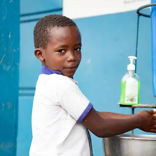 Ein Junge an einer Grundschule in der Demokratischen Republik Kongo wäscht sich die Hände. | © UNICEF/Ndomba Ebola Kongo: In der Demokratischen Republik Kongo gab es einen neuen Ebolaausbruch - UNICEF hilft.