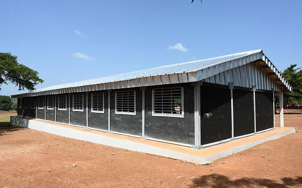 Der Schulbau aus Plastikziegeln ist kostengünstig und bietet Frauen in der Region eine Einkommensquelle | © UNICEF/Dejongh Bildung für die Elfenbeinküste: Ein Schulgebäude, das aus recyceltem Plastik gebaut wurde.