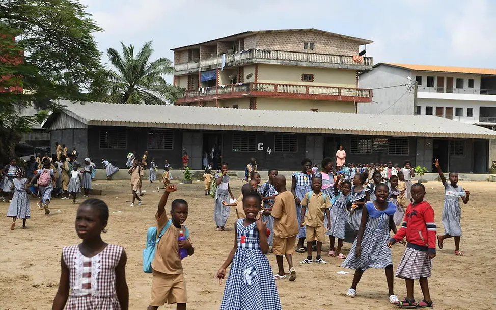Durch den Bau von Schulen gibt UNICEF mehr Kindern in der Elfenbeinküste eine Chance auf Bildung. | © UNICEF/Dejongh Bildung für die Elfenbeinküste: Schulkinder spielen vor einer Schule aus Recycling-Ziegeln.