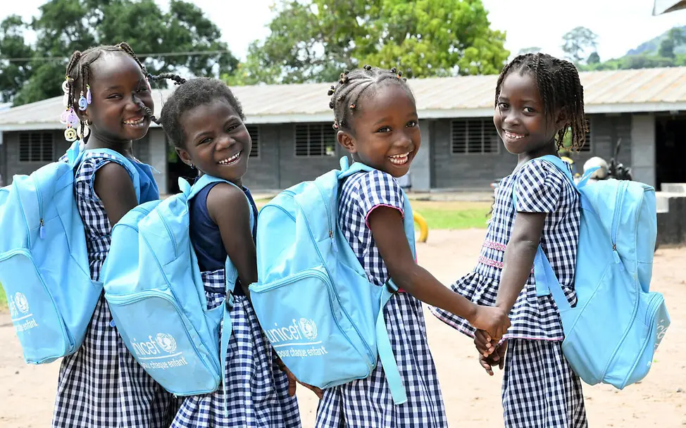 Ihre Spende git Kindern in der Elfenbeinküste eine Chance auf Bildung. | © UNICEF/Dejongh Bildung für die Elfenbeinküste: Vier Mädchen schauen vor ihrer Schule lachend in die Kamera.