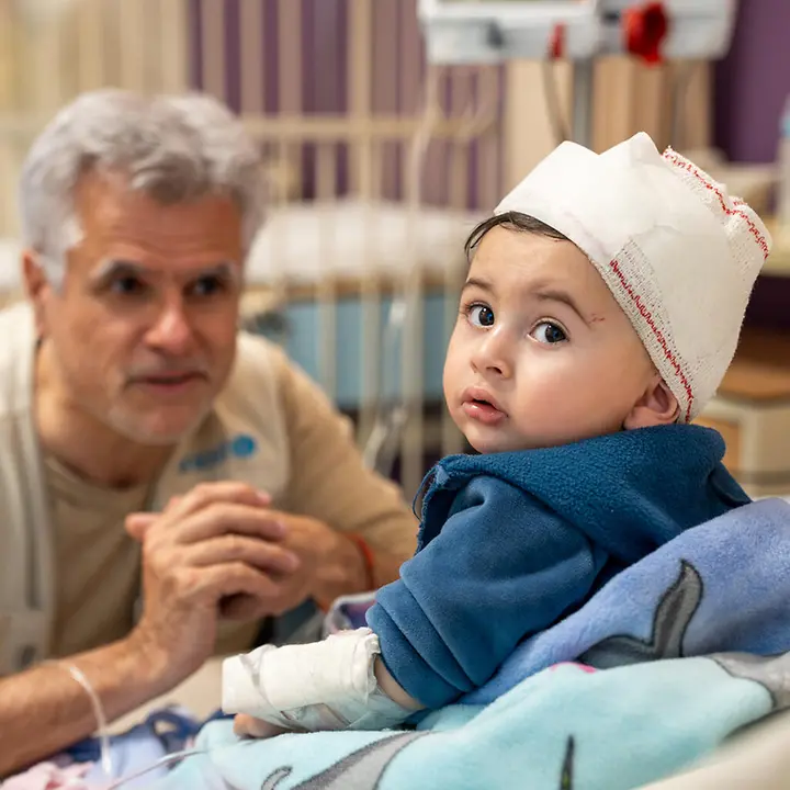 Ein bei einem Angriff verletztes Baby im Libanon wird im Krankenhaus behandelt. | © UNICEF/ChoufanyNI975506 Libanon Krise: Ein bei einem Angriff verletztes Baby wird in einem Krankenhaus in Beirut behandelt.