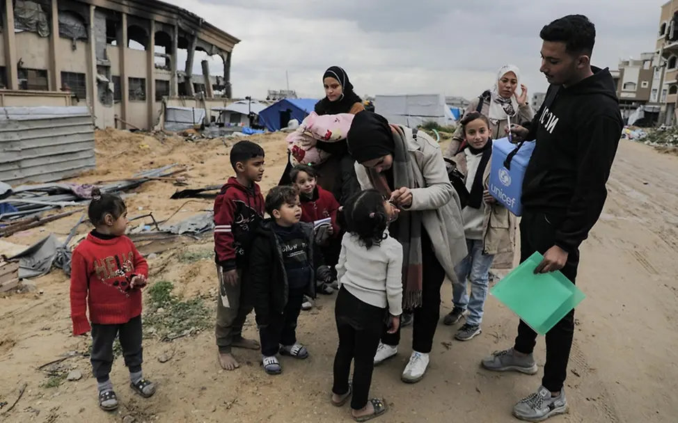 Im Norden des Gazastreifens erhalten Kinder im Rahmen einer Impfkampagne Polioimpfungen, 2024. | © UNICEF/Nateel UNICEF 80 Jahre Fotos: Im Norden des Gazastreifens erhalten Kinder im Rahmen einer Impfkampagne Polioimpfungen, 2024.