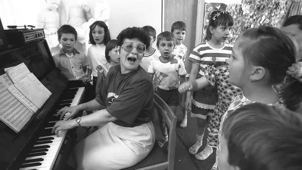 Klaviermusik und Gesang in der Nähe von Moskau, 1995. | © UNICEF/LeMoyne UNICEF 80 Jahre Fotos: Klaviermusik und Gesang in der Nähe von Moskau, 1995.