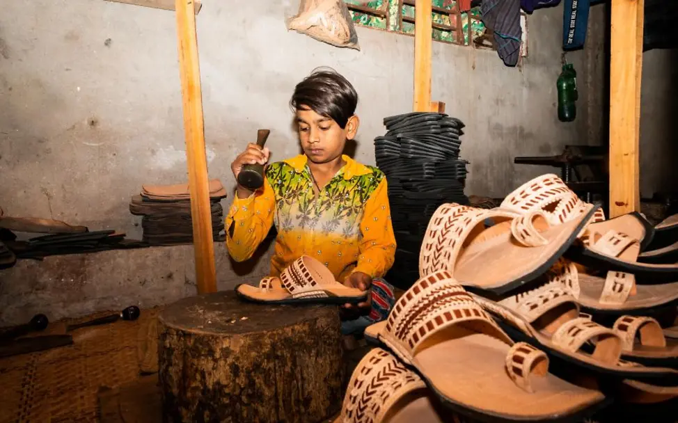 Arif Hossain (12) arbeitet als Lehrling in einer Schuhfabrik | © UNICEF/UN0393294/Satu Arif Hossain (12) arbeitet als Lehrling in einer Schuhfabrik