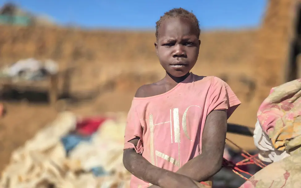 Kinderarbeit weltweit: Ein Mädchen im Sudan verkauft Feuerholz auf dem Markt | © UNICEF/UNI934902 Kinderarbeit weltweit: Ein Mädchen im Sudan verkauft Feuerholz auf dem Markt