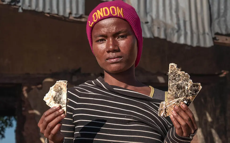 Kinderarbeit weltweit: Eine Jugendliche verkauft Feuerholz auf einem Markt in Madagaskar, um Geld zu verdienen | © UNICEF/UNI907420/Andrianantenaina Kinderarbeit weltweit: Eine Jugendliche verkauft Feuerholz auf einem Markt in Madagaskar, um Geld zu verdienen