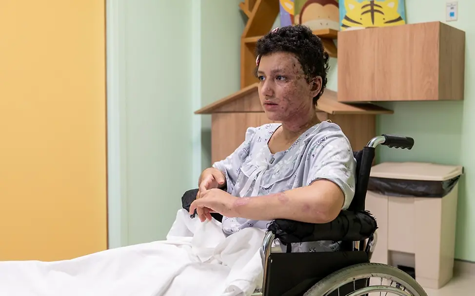 Libanon: Kawthar (14) sitzt in einem Rollstuhl in einem Krankenhaus